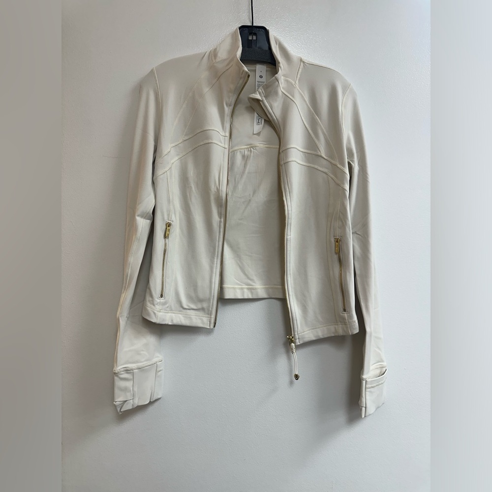 LuluLemon Define Cropped Jacket Nulu in Light Ivory/Gold - Picture 3 of 9